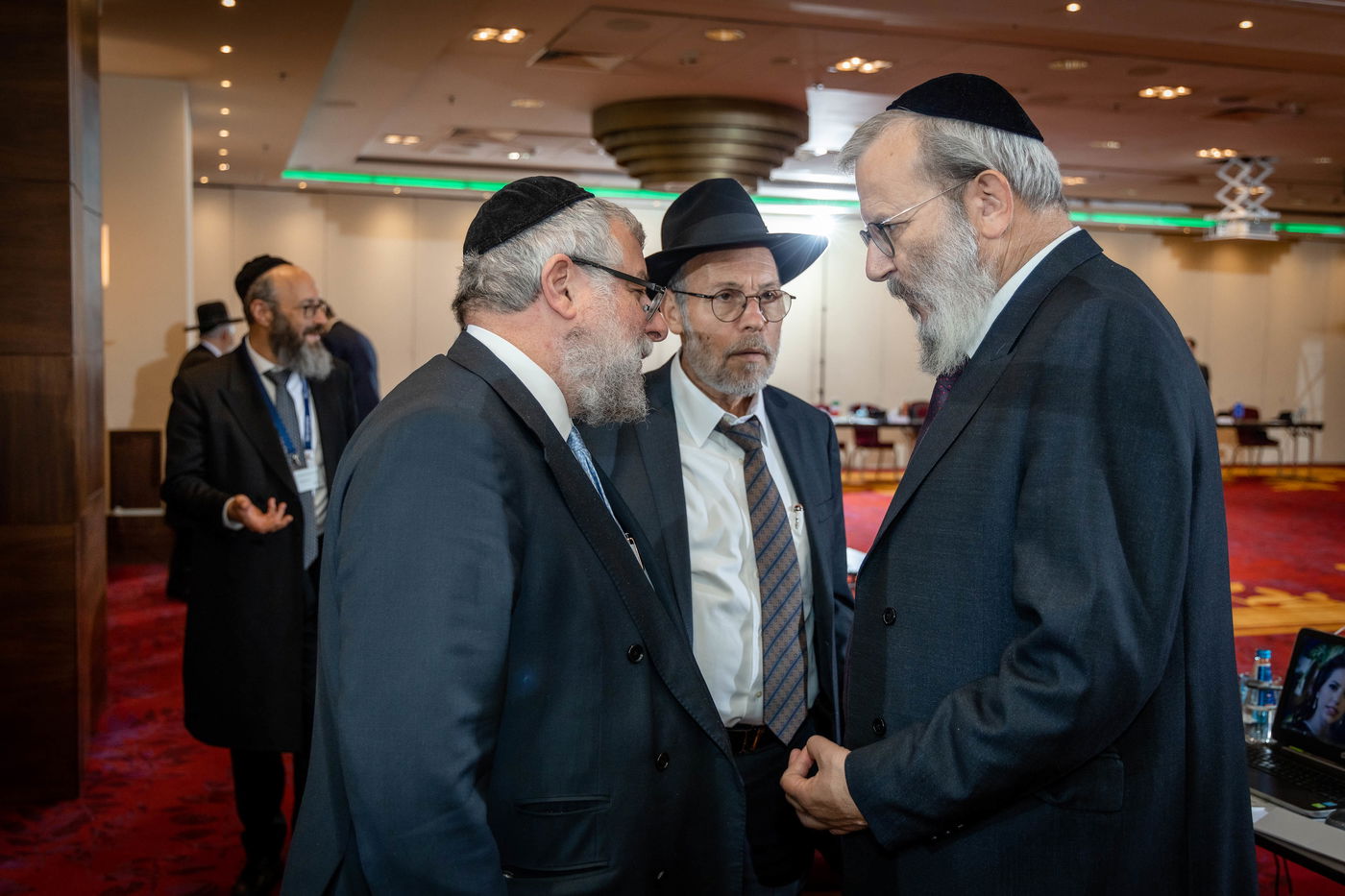 רבני ודייני אירופה קוראים למוסדות האיחוד האירופי לבלום

יוזמות חקיקה אנטישמיות 