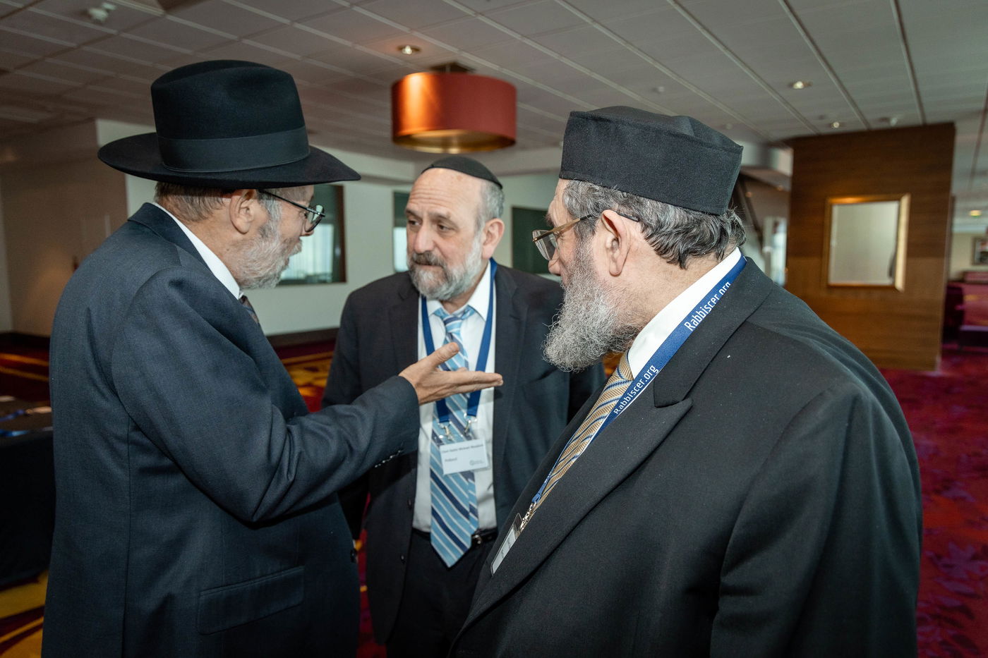 רבני ודייני אירופה קוראים למוסדות האיחוד האירופי לבלום

יוזמות חקיקה אנטישמיות 