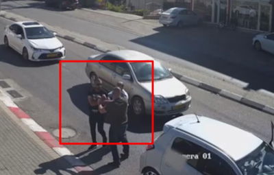 יוצא מהרכב ותוקף באלימות את הנהג בגלל שעקף אותו • צפו