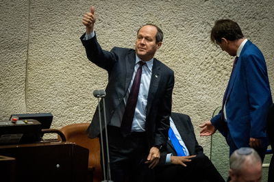 נלחם בקרטל החלב. שר הכלכלה ניר ברקת