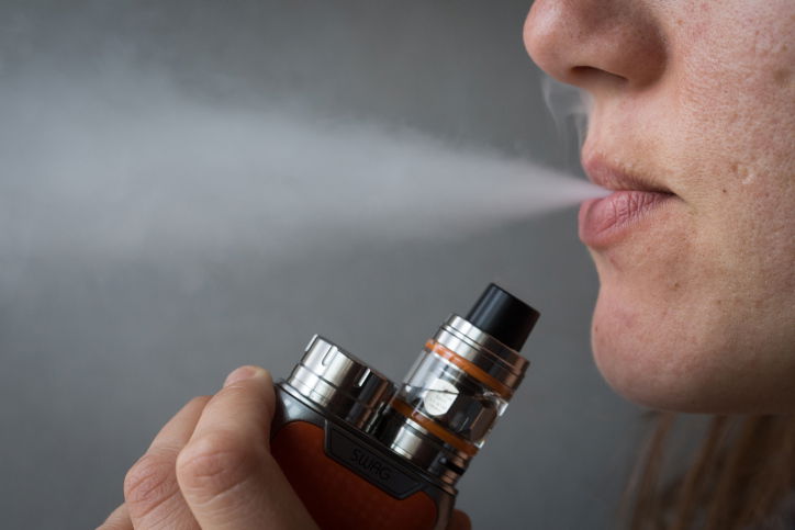 עישון סיגריה אלקטרונית. אילוסטרציה