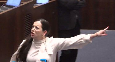 "אף פעם אל תקרא לי מטומטמת! תומך טרור! תיזהר ממני!"