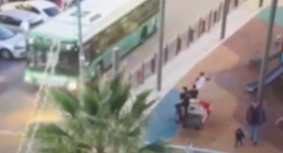 מיידים אבנים על אוטובוס