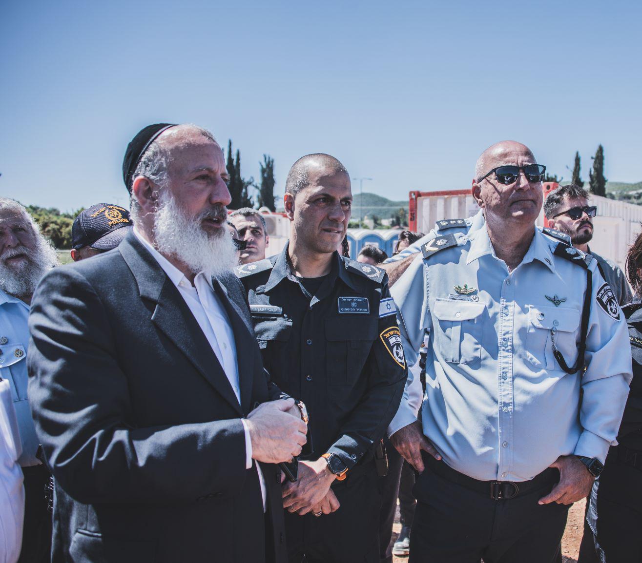 המשטרה בשטח עם היועצים החרדים