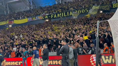 אלפי אוהדי 'בית"ר ירושלים' בשירת "שבחי ירושלים" • צפו