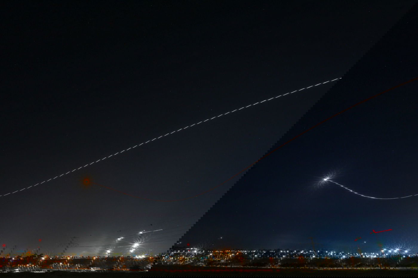 תמונת השבוע: שובל של 'כיפת ברזל' מעל שדרות