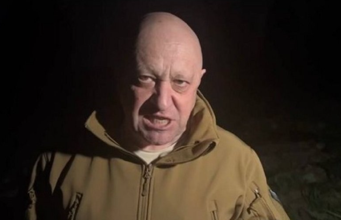 ליד עשרות גופות: המקורב של פוטין מגדף ומודיע כי הוא עוזב