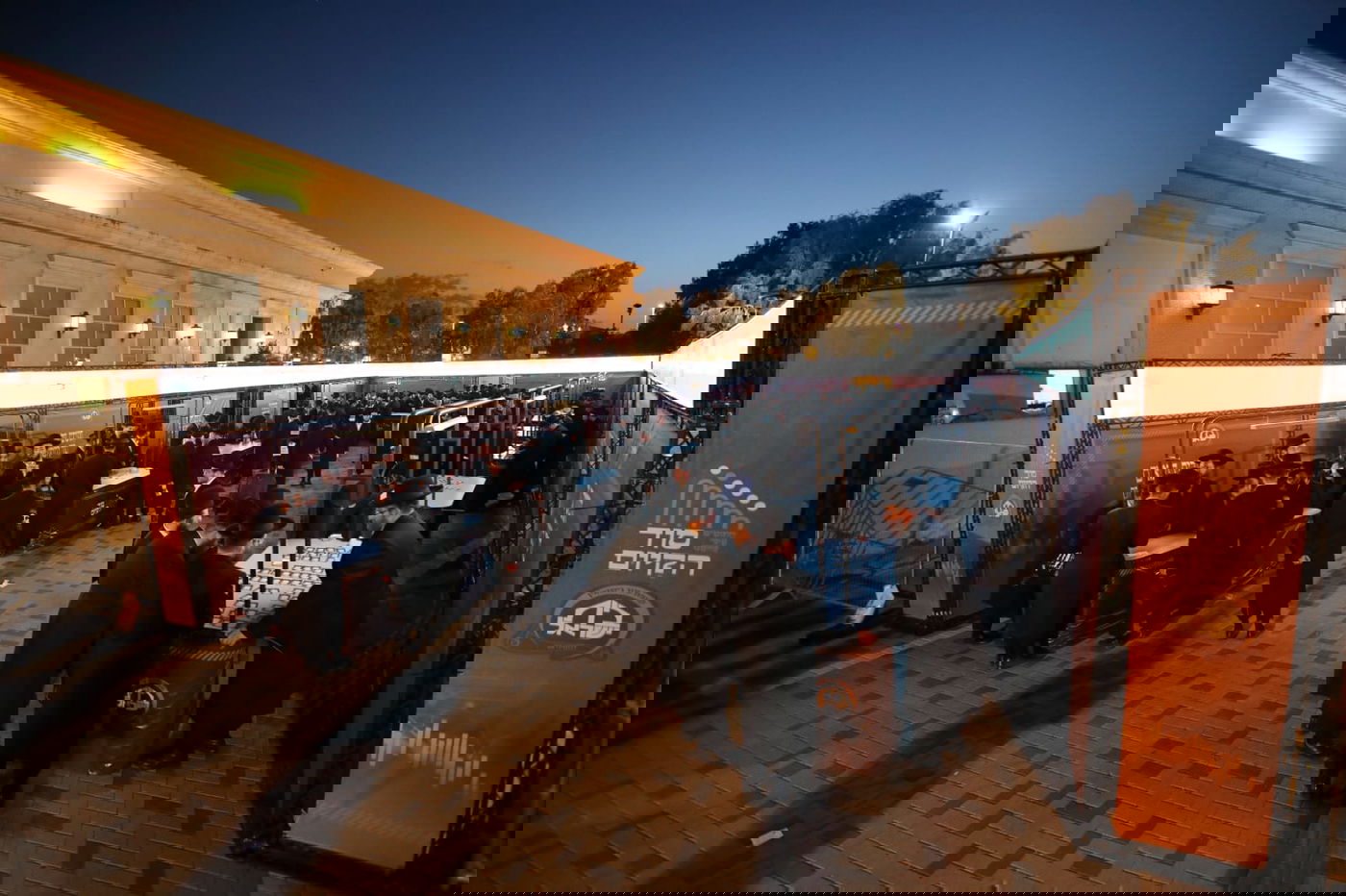 מה חיפשו 12,000 חסידים יום אחרי יום באולמי אווניו?