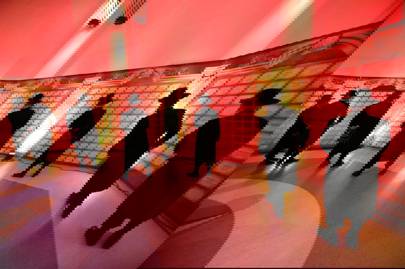 מה חיפשו 12,000 חסידים יום אחרי יום באולמי אווניו?