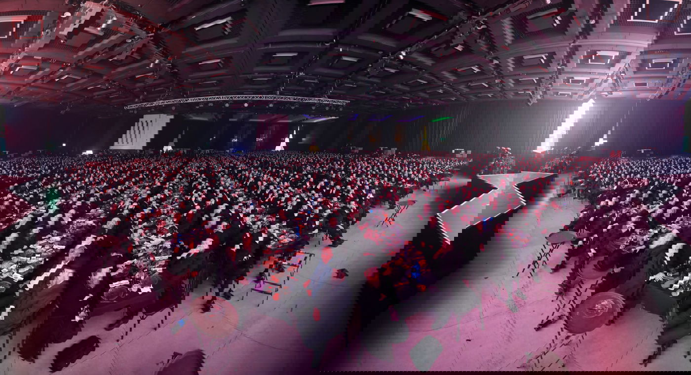 מה חיפשו 12,000 חסידים יום אחרי יום באולמי אווניו?