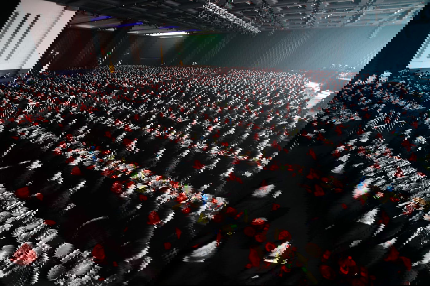 מה חיפשו 12,000 חסידים יום אחרי יום באולמי אווניו?