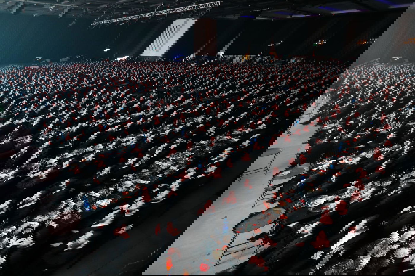 מה חיפשו 12,000 חסידים יום אחרי יום באולמי אווניו?