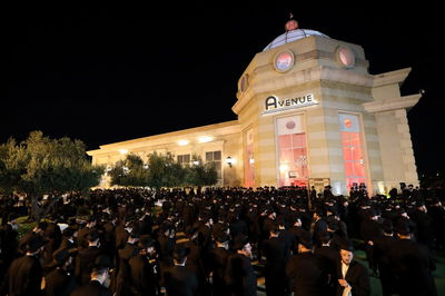 מה חיפשו 12,000 חסידים יום אחרי יום באולמי אווניו?