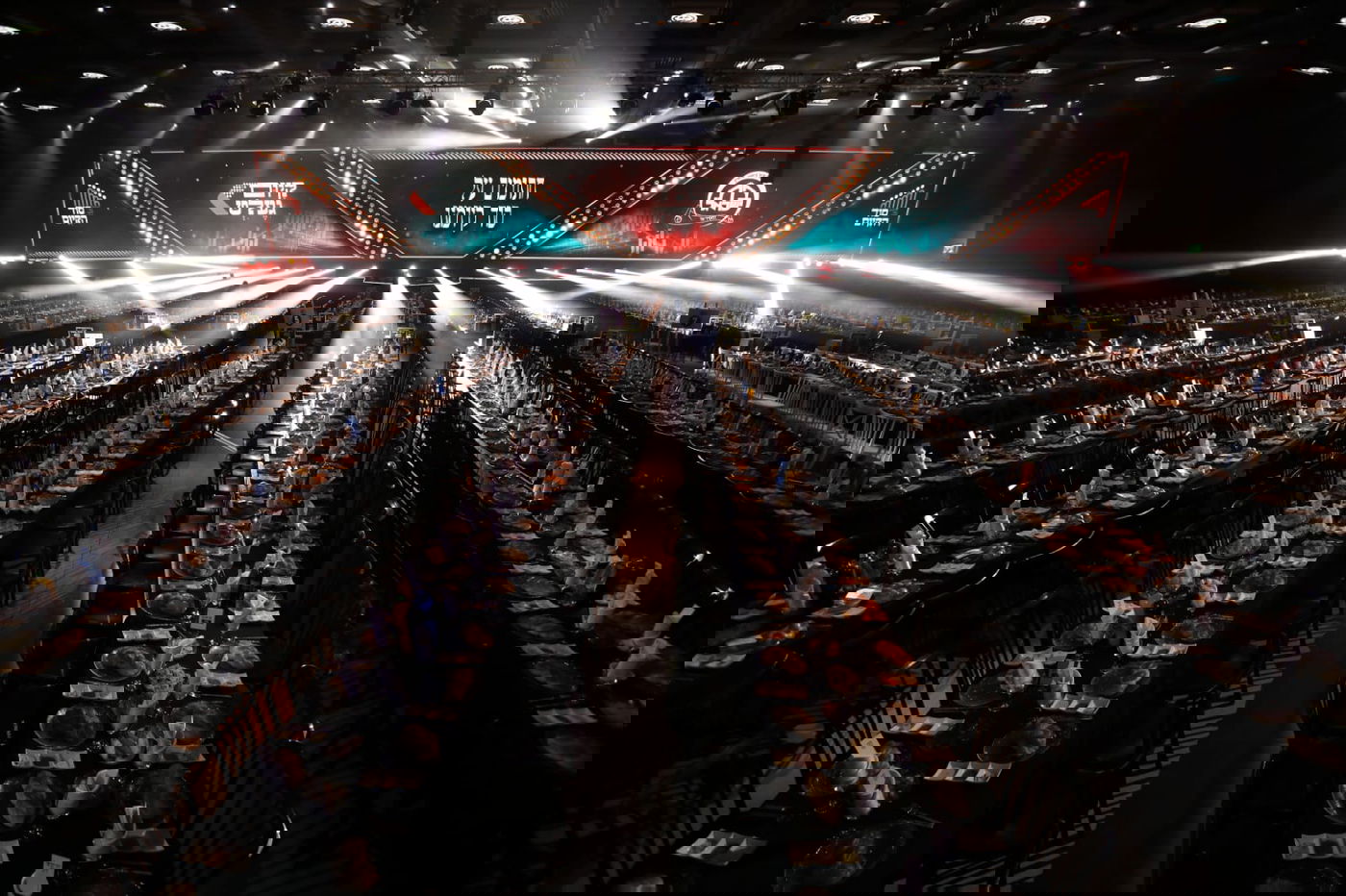 מה חיפשו 12,000 חסידים יום אחרי יום באולמי אווניו?