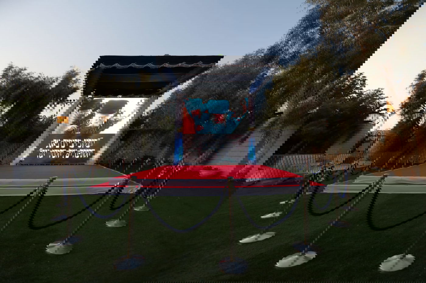 מה חיפשו 12,000 חסידים יום אחרי יום באולמי אווניו?