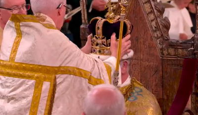 כך נראו הרגעים שבהם הוכתר צ'ארלס השלישי למלך בריטניה