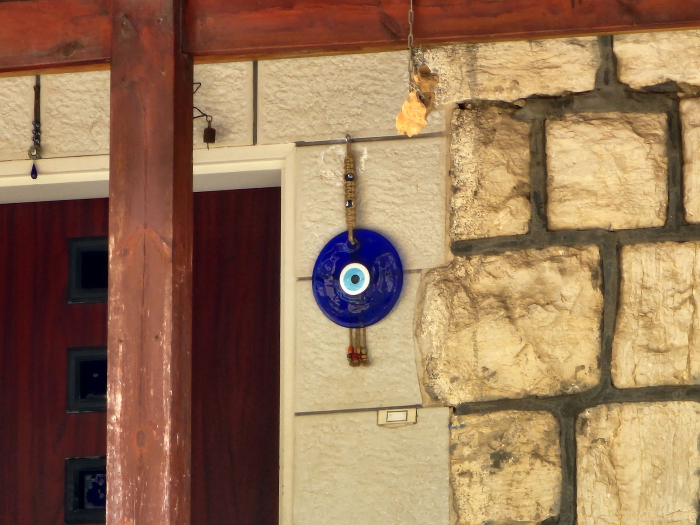 סגולות שונות כאבן כחולה, ופרסת סוס (חלקם נהוגות בחלק מעמינו) בפתחי הבתים בכפר סאג'ור