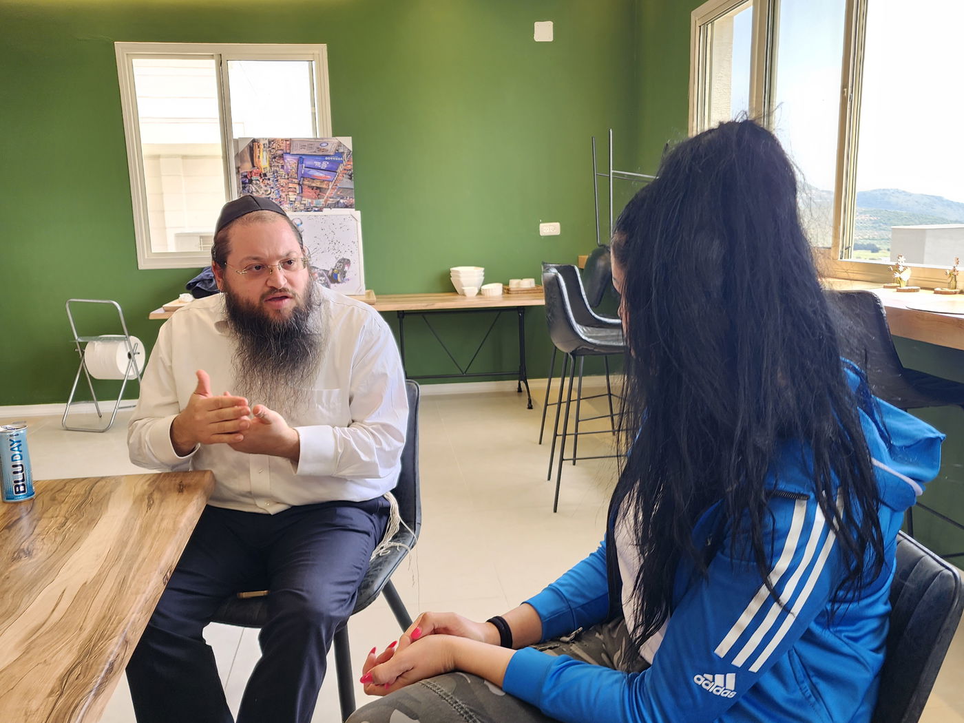 חוקר הקבלה והמיסטיקה היהודית הרה"ג חיים פוקס בשיחה עם הגברת סוהיר איברהים בכפר סאג'ור