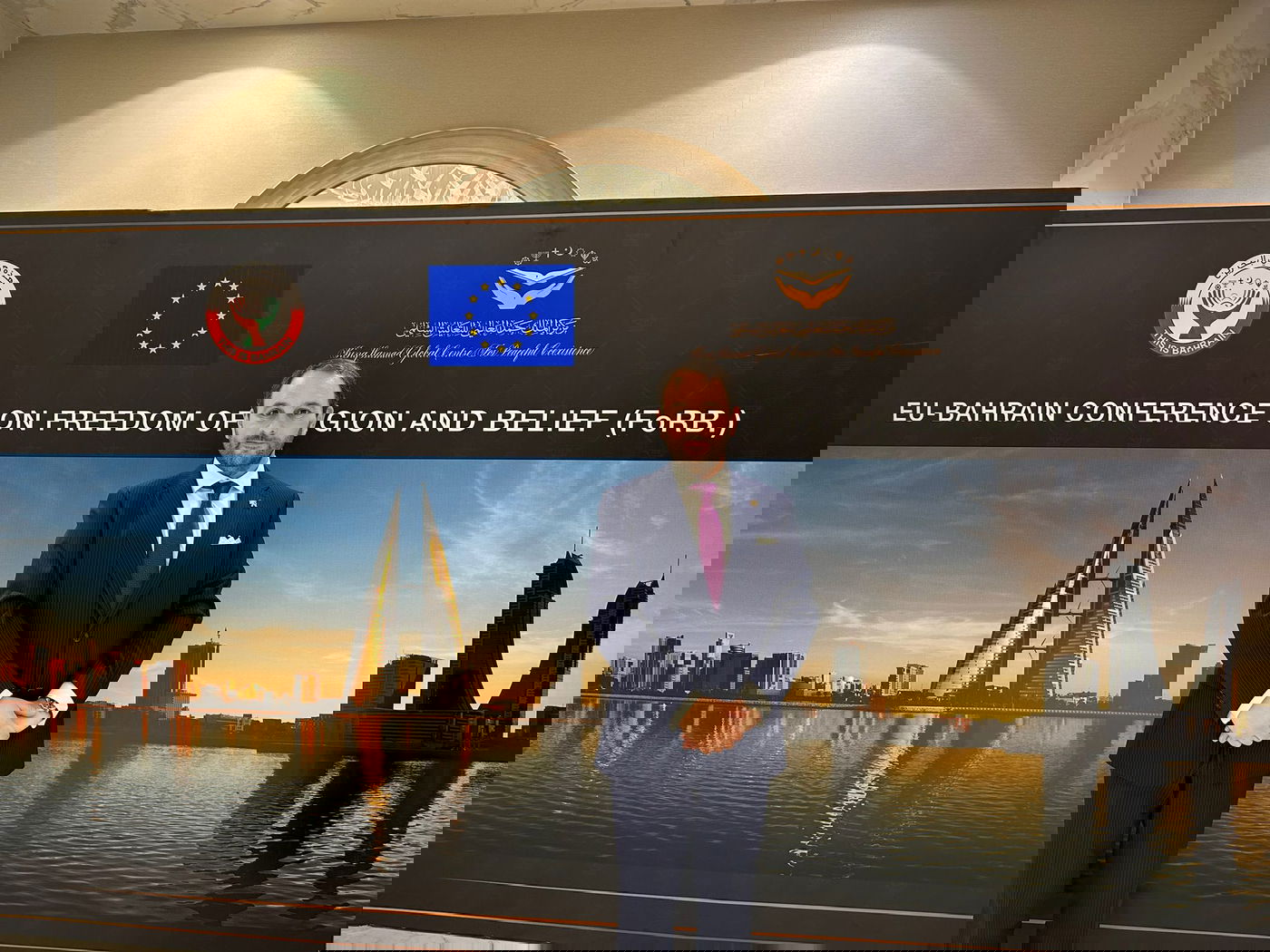 חבר הפרלמנט הבלגי בביקור בבחריין