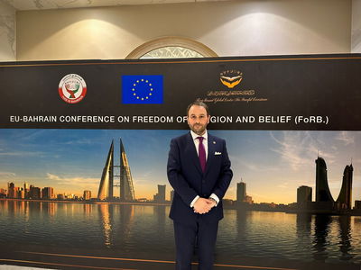 חבר הפרלמנט הבלגי בביקור בבחריין