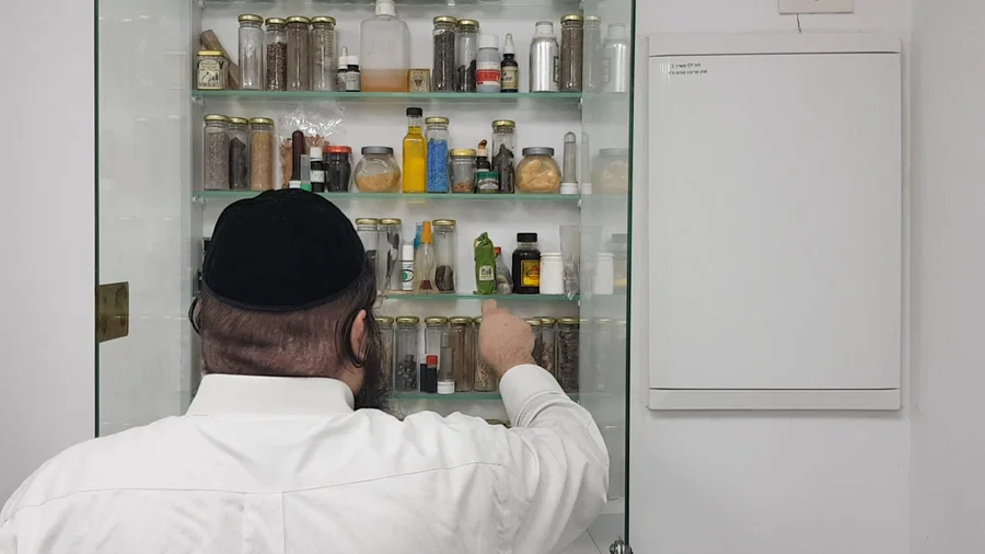 חוקר הקבלה הסגולות והמיסטיקה היהודית הרב חיים פוקס בחשיפה של ארון הסגולות במשרדו