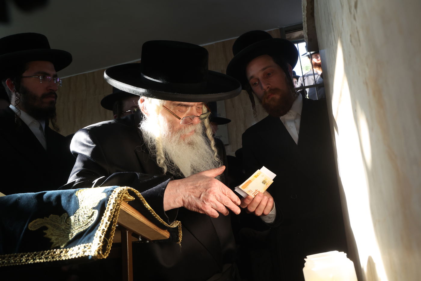 האדמו"ר מקרעטשניף ירושלים עלה לציון אביו זיע"א