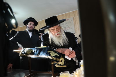 האדמו"ר מקרעטשניף ירושלים עלה לציון אביו זיע"א