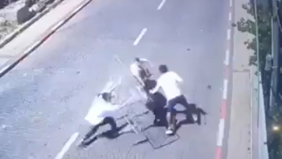 כך הותקפו המאבטחים בעיצומה של השבת