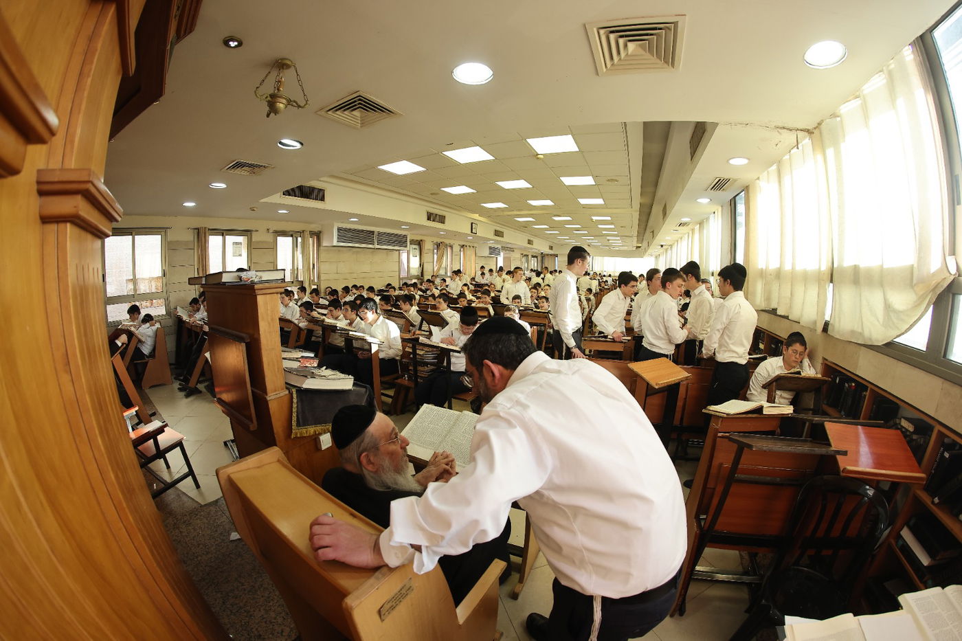 כשמִסָּבִיב יֵהוֹם הַסַּעַר; ה'שטייגען' בישיבה בזמן ההפגנות