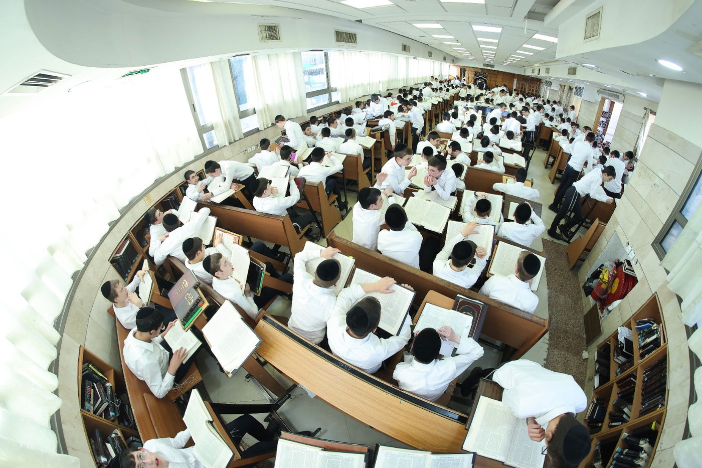 כשמִסָּבִיב יֵהוֹם הַסַּעַר; ה'שטייגען' בישיבה בזמן ההפגנות