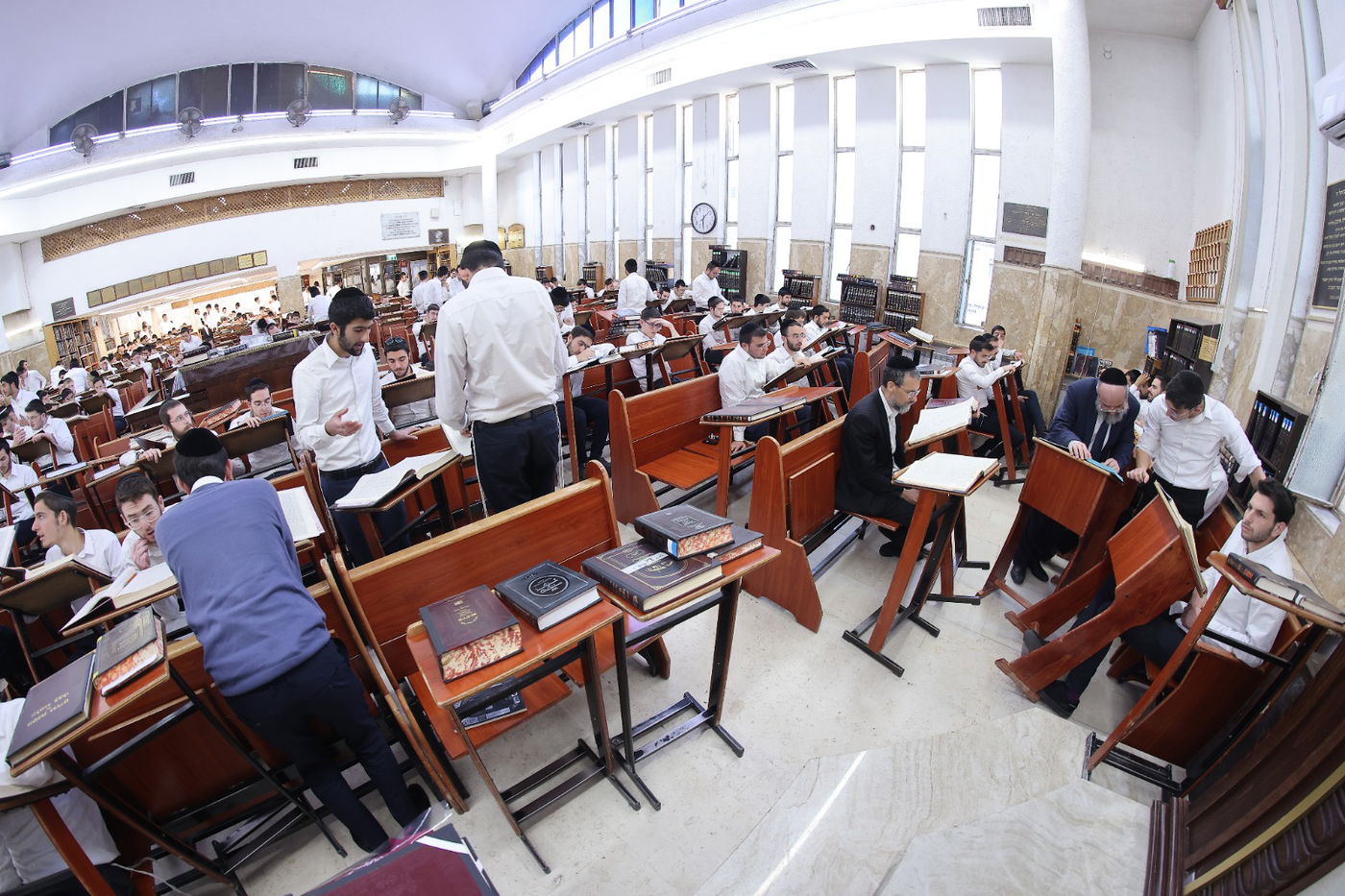 כשמִסָּבִיב יֵהוֹם הַסַּעַר; ה'שטייגען' בישיבה בזמן ההפגנות