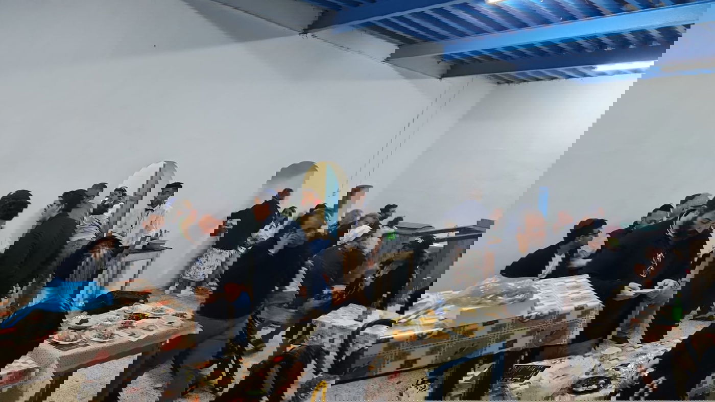 מסוגרים בחדר הכנסת אורחים