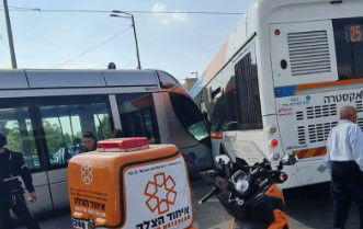 הרכבת הקלה התנגשה באוטובוס בירושלים, 13 נוסעים נפצעו