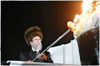 האדמו"ר מבאיאן בהדלקה