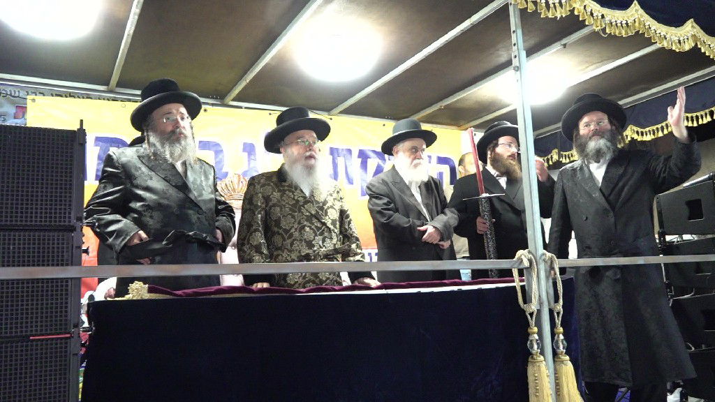 אוֹר מֻפְלֶא רוּם מַעְלָה: המירון של פתח תקוה • צפו