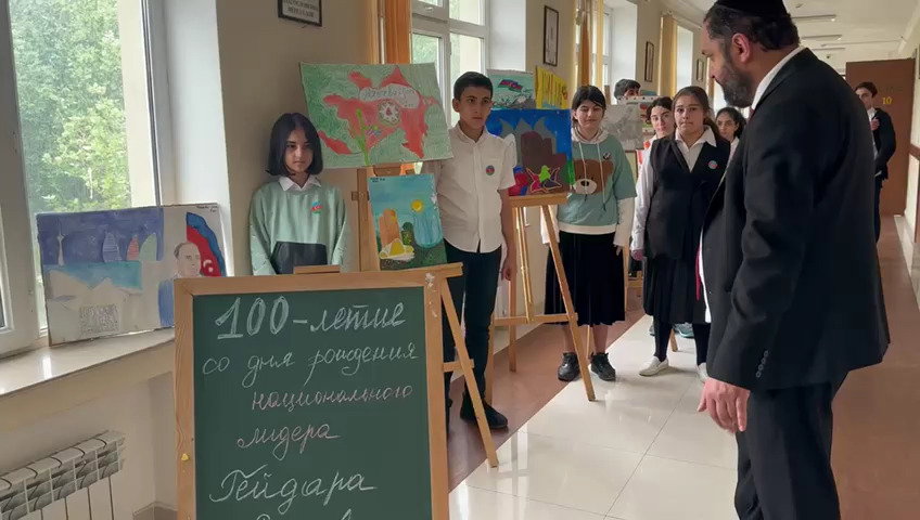 הרב איסייב בתערוכת ציורי תלמידות בית הספר לציון יום הולדתו של הנשיא היידר אילייב