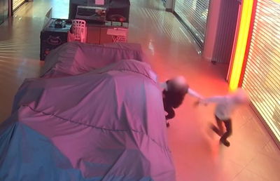 הנערים פורצים לעסקים