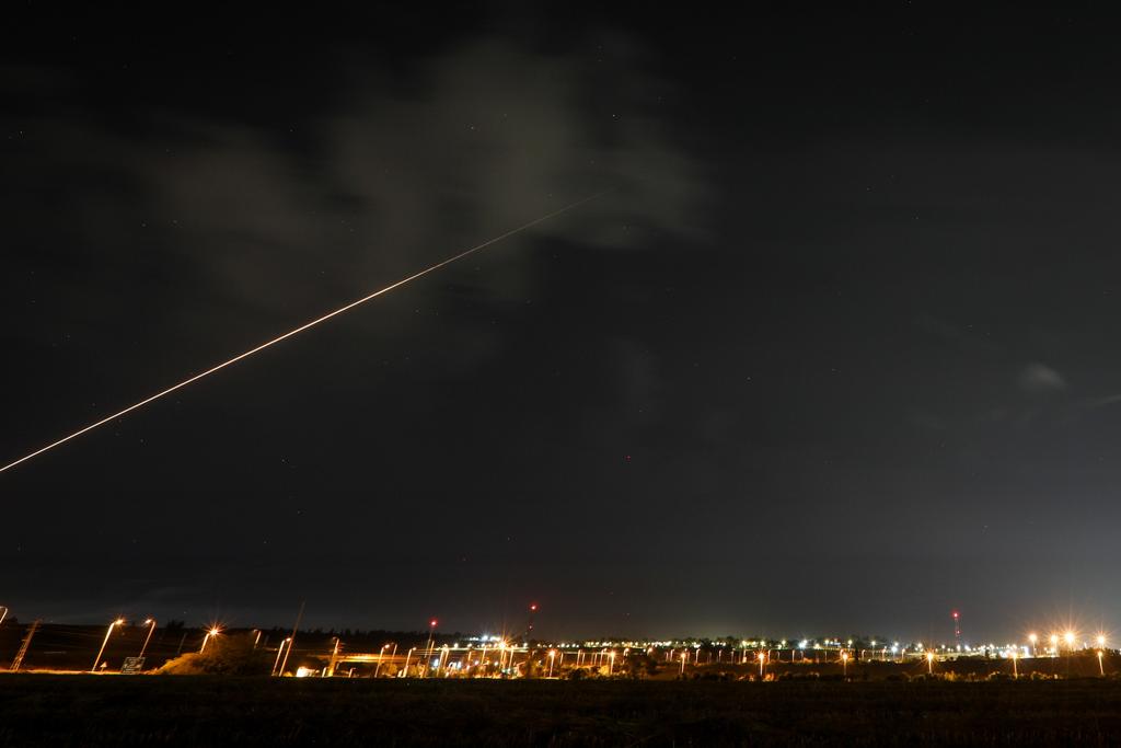 תיעוד מטורף: רקטות מעזה מול טילי יירוט בשמי העיר אשקלון