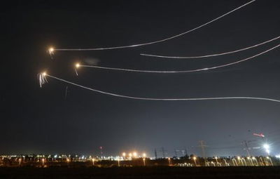 תיעוד מטורף: רקטות מעזה מול טילי יירוט בשמי העיר אשקלון