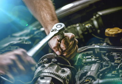 האם הוא מראה לכם מה הוא עושה עם כל חלק?