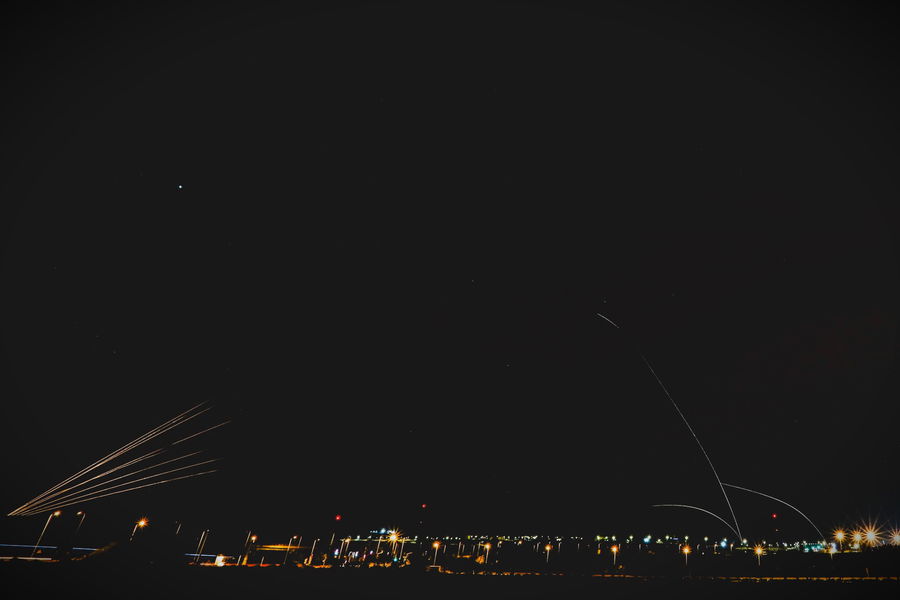 תמונת השבוע: זה לצד זה - כיפת ברזל ושיגורי רקטות