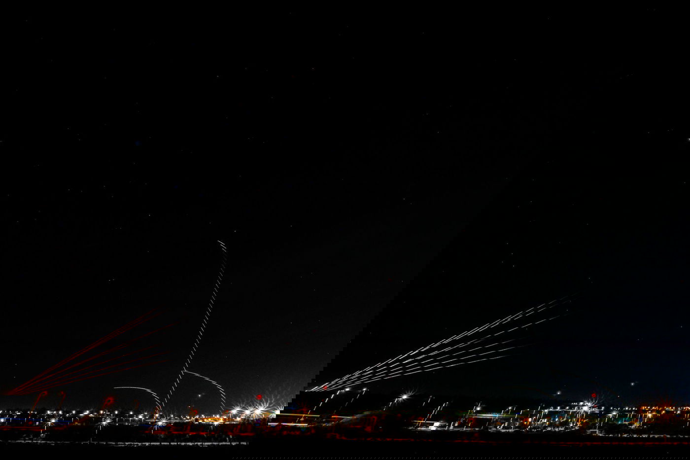 תמונת השבוע: זה לצד זה - כיפת ברזל ושיגורי רקטות