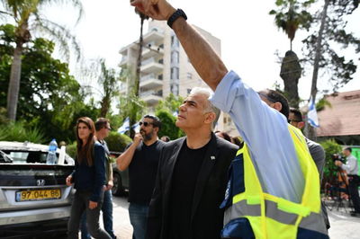 לפיד ליד הבית שנפגע: "שום ארגון טרור לא יפחיד אותנו"