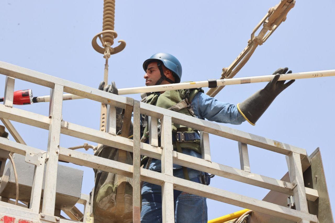 רקטה פגעה בקו מתח; בחברת חשמל הגיעו לתקן תחת אש