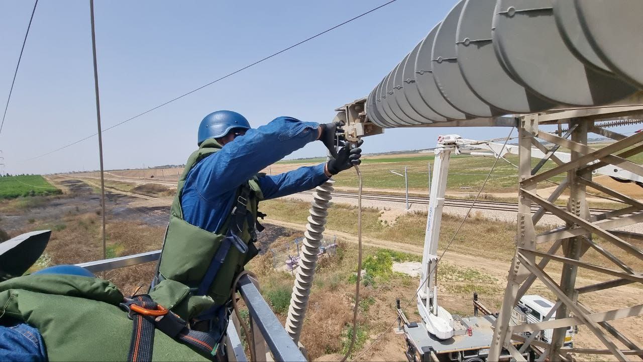 רקטה פגעה בקו מתח; בחברת חשמל הגיעו לתקן תחת אש