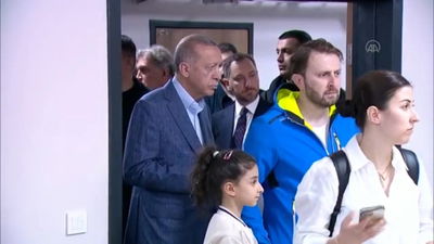 הזוג עמד בתור להצביע - וגילה מאחוריו את ארדואן | כך הגיבו