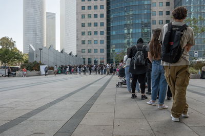 המונים באו להשיג "דרכון ללא תור" אבל המתינו שעות ארוכות