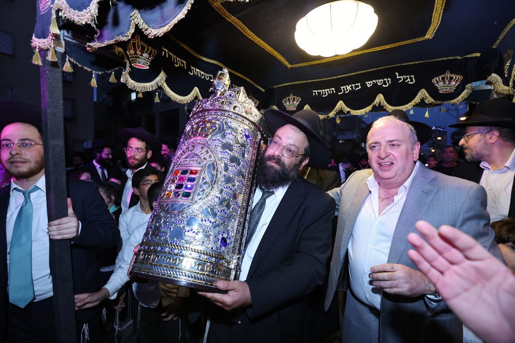 ראש הישיבה ורב העיר הכניס ס"ת לישיבה בראשותו | גלריה