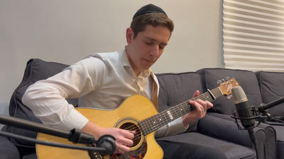 עילוי הגיטרה בביצוע חדש לקרליבך: "שמחה לארצך"