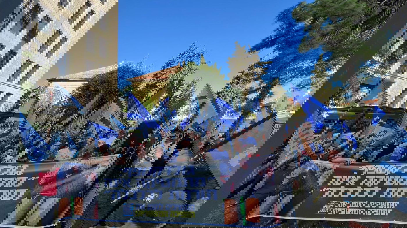 עם אלפי שטרות: "אחים לנשק" הפגינו מול גולדקנופף | תיעוד